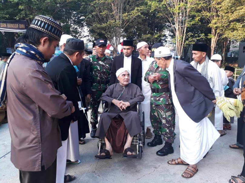 Pimpinan Pondok Pesantren Al-Ishlah Bondowoso Jawa Timur Abi K.H. Muhammad Ma'shum.jpg